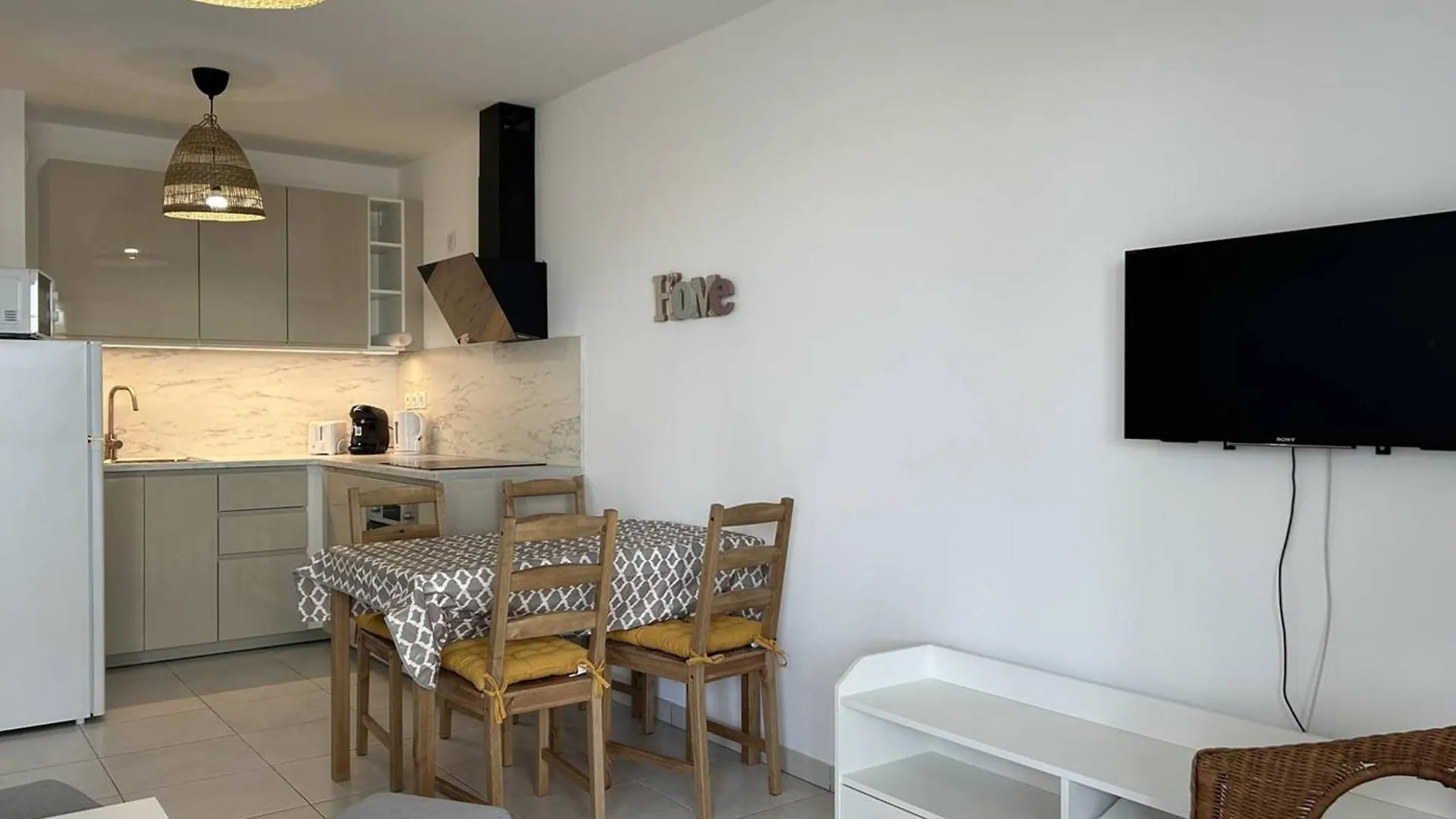 Appartement Moderne Avec Jardin Et Grande Terrasse, Proche Plage Et Commerces - Le Lavandou - Fr-1-251-835 0*,  France