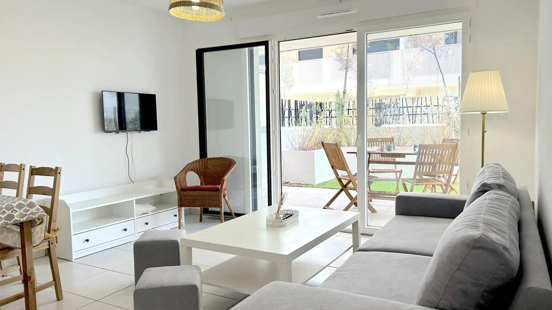 Appartement Moderne Avec Jardin Et Grande Terrasse, Proche Plage Et Commerces - Le Lavandou - Fr-1-251-835 Apartment